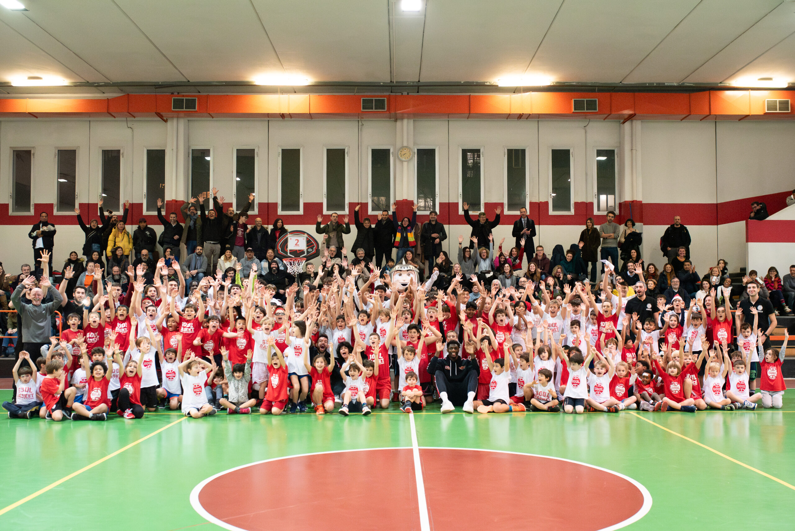 Pippo Ricci e Ismael Kamagate festeggiano con Soul Basket tra giochi e sorrisi dei bambini