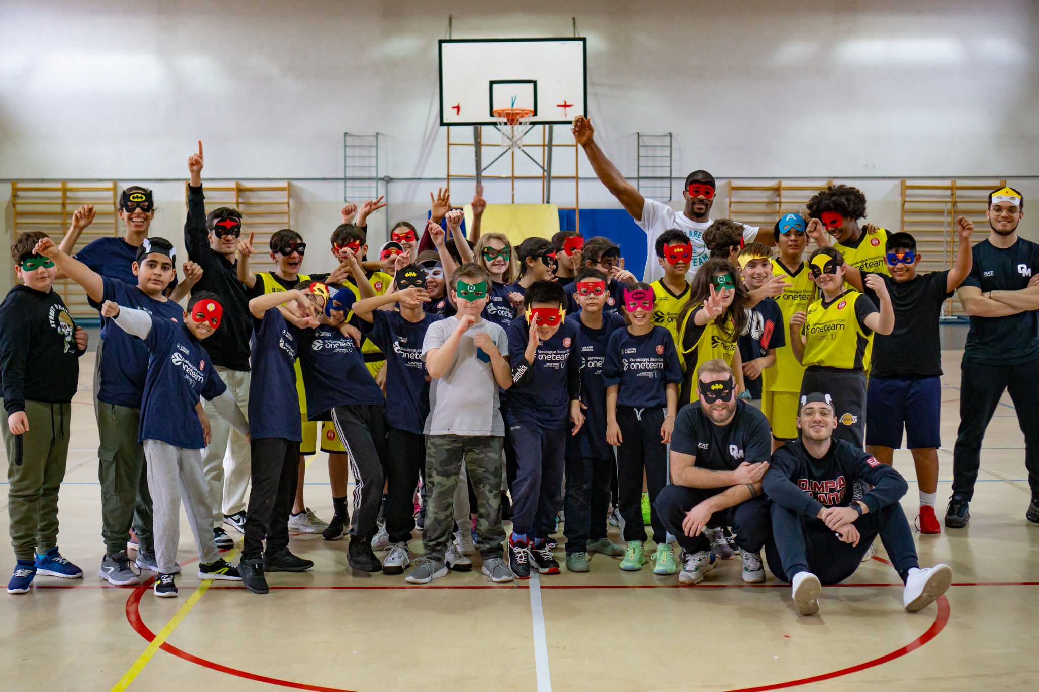 Kyle Hines incontra i gruppi della seconda fase del programma One Team!
